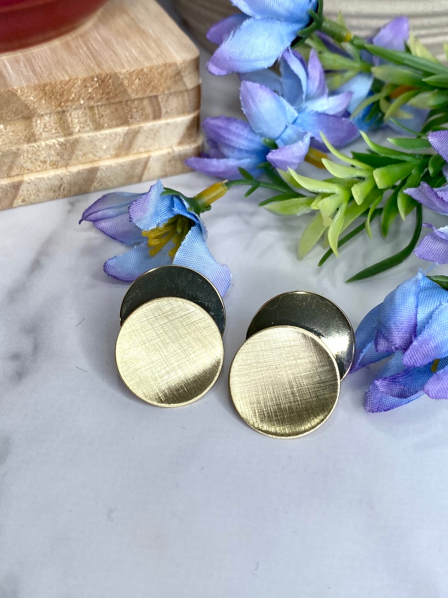 Brushed And Polished Disc Stud Earrings in Gold