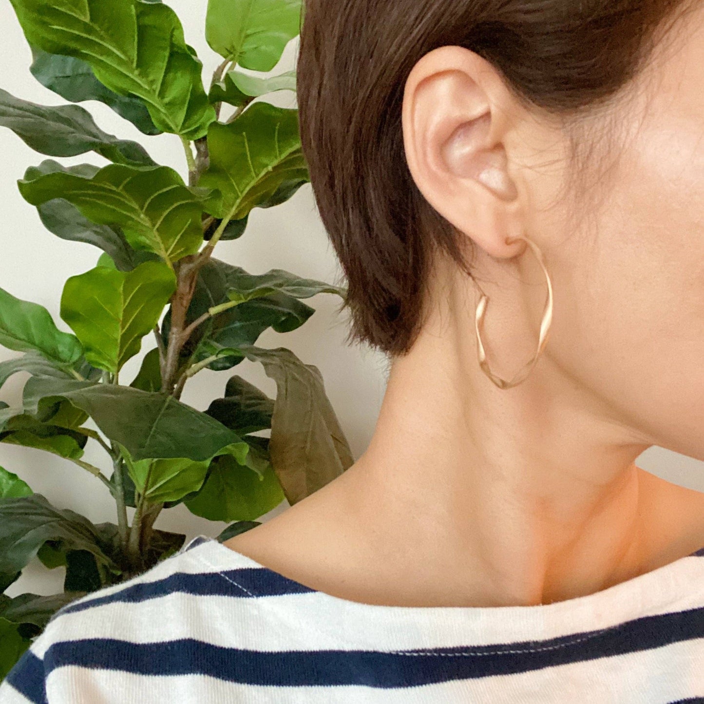 Gentle Wave Sleek Hoop Earrings: Gold