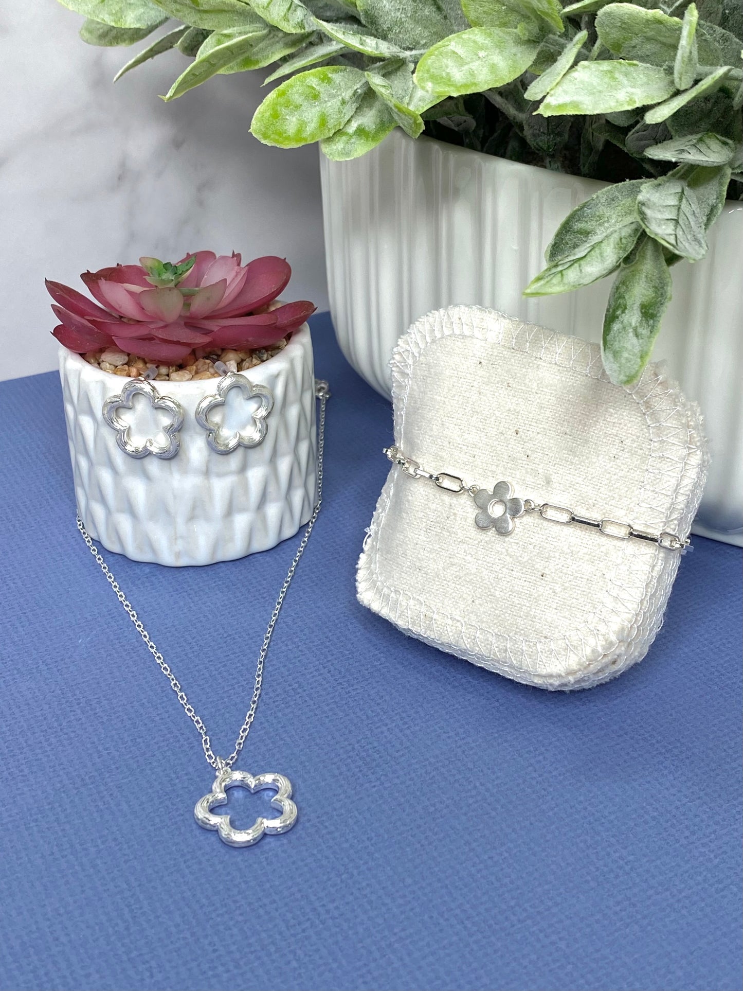 Open Flower Necklace in Silver